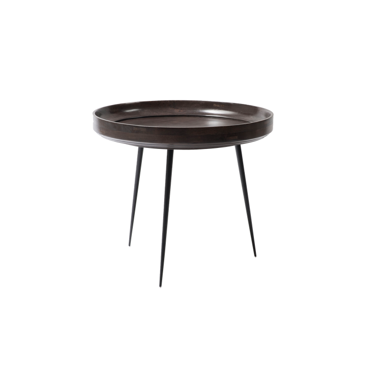 Det runde sidebordet Bowl table fra Mater er laget i India av 
 resilkulert og bærekraftig mangotre. La det stå alene eller som en del 
 av en gruppe med flere bord i forskjellige høyder og farger.