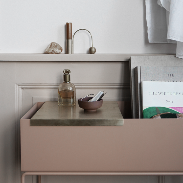 Denne messingbrette, eller hyllen, er smart tilbehør til Plant Box fra ferm LIVING.
