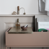 Denne messingbrette, eller hyllen, er smart tilbehør til Plant Box fra ferm LIVING.