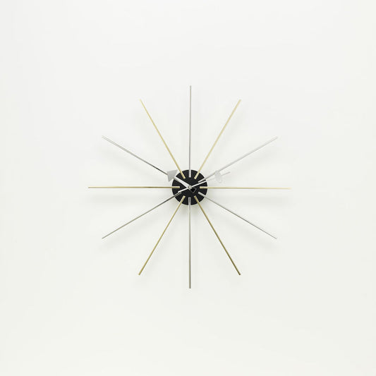 Klokken Star Clock, fra Vitra blir som et nydelig smykke på veggen din, og er et perfekt og tidsriktig alternativ til kunst og bilder.
