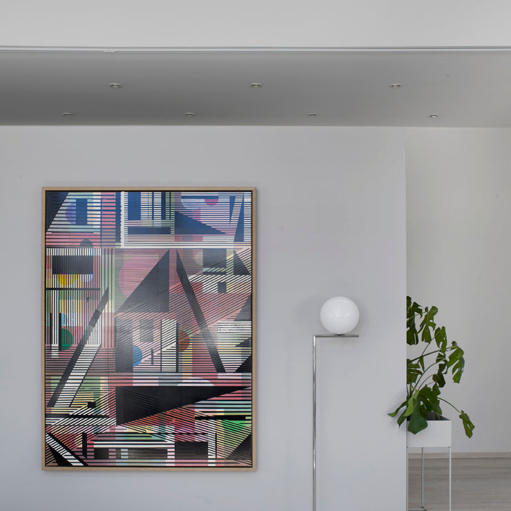 Glasskuppelen balanserer perfekt på kanten av en stang, noe designeren Michael Anastassiades utforsker gjennom hele lampeserien IC, som består av bord-, vegg- og taklamper.