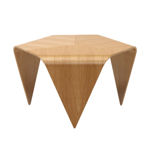 Sofabordet Trienna fra Artek ble designet av finske Ilmari Tapiovaara i 1954. Bordet er laget av formpresset eikefinér, der en sekskantet bordplate støttes av tre trekantede ben. Sammenføyningene mellom de ulike delene skaper et vakkert mønster på bordplaten og en karakteristisk form.