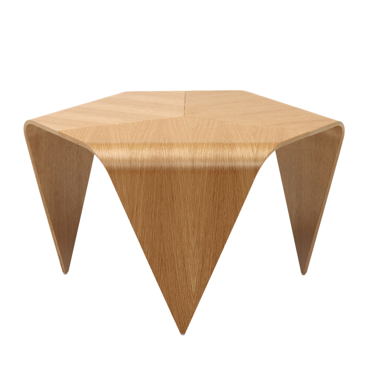 Sofabordet Trienna fra Artek ble designet av finske Ilmari Tapiovaara i 1954. Bordet er laget av formpresset eikefinér, der en sekskantet bordplate støttes av tre trekantede ben. Sammenføyningene mellom de ulike delene skaper et vakkert mønster på bordplaten og en karakteristisk form.