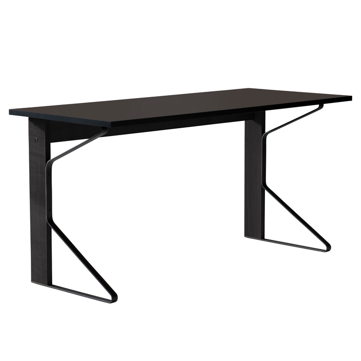 Skrivebordet Kaari Desk fra Artek med understell i svartlakkert, massiv eik.