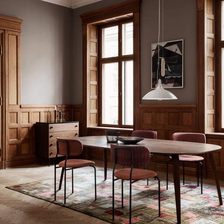 Det vakre spisebordet Gubi Dining Table Elliptical har en myk og organisk form.
