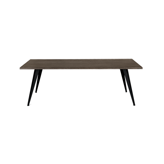 Mater Dining table, er et spisebord med skarp profil og tidløs design. Bordplaten er laget i FSC sertifiserad bøk med ben i svartlakkert stål.