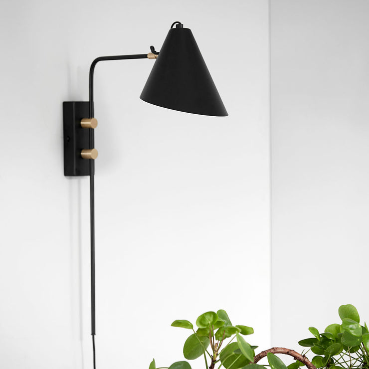 Club-lampen kan svinges dit du vil ha den, og hodet er justertbart