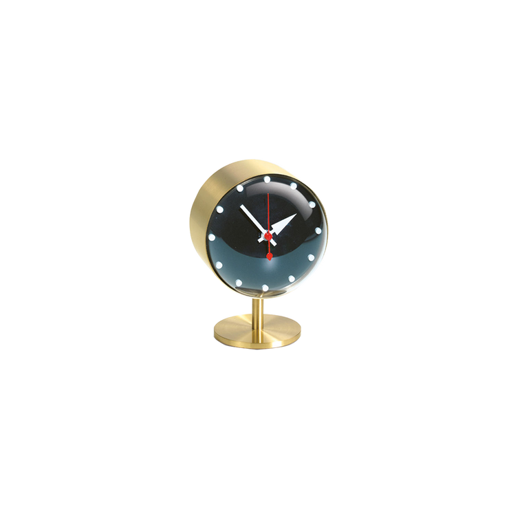 Den ikoniske Night Clock, er designet av Georg Nelson og kommer fra Vitra.