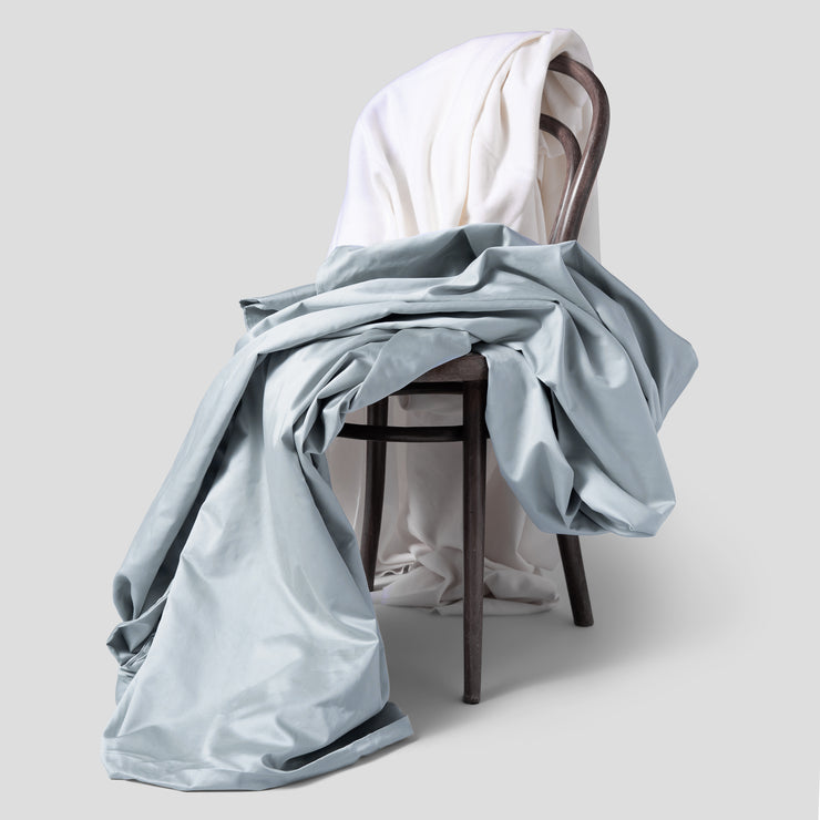 En klassisk fargepalett, rent design og holdbart tekstil gir et sengetøy med langvarig verdi. På bildet: farge sommerblå og hvit