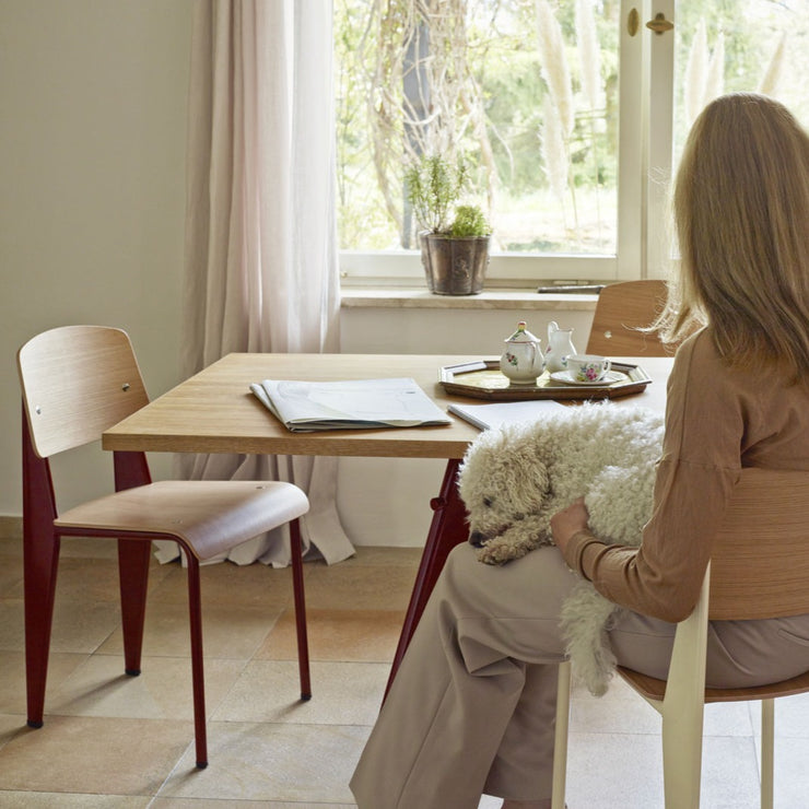 Stolen Standard Chair, også designet av Jean Prouvé, passer ekstra godt til bordet om du vil fremheve det vakre understellet. Her i fargen Japanese Red.