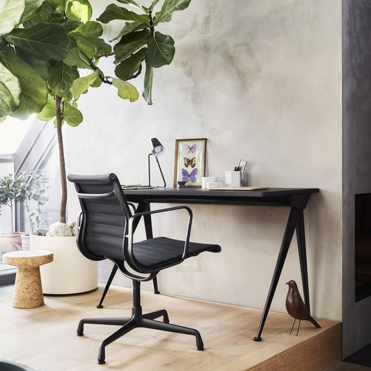 Den ikoniske Aluminium Chair EA 103 fra Vitra, ble designet av Charles og Ray Eames i 1958.