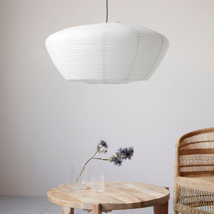 Lampeskjermen kan brukes i hele hjemmet. La den henge for seg selv over et bord, eller heng flere sammen i det ene hjørnet av rommet