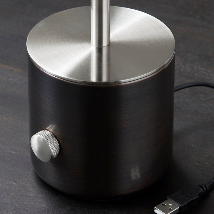 Lampen har innebygd dimmer og lades opp med USB kabel