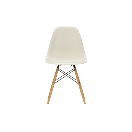 Vi blir aldri lei av denne vakre og funksjonelle klassikeren. Stolen Eames Plastic Chair, fra Vitra, ble designet av Charles og Ray Eames.