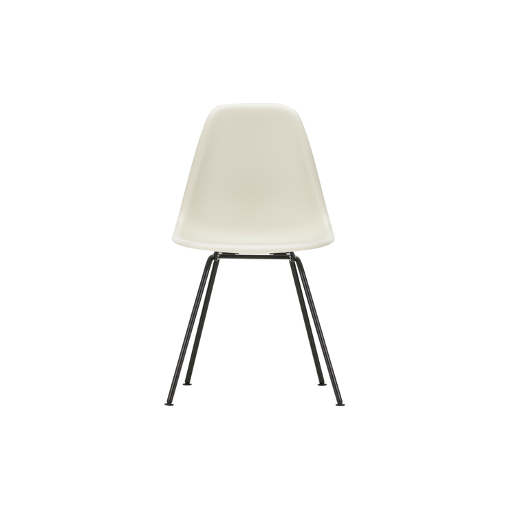 Vi blir aldri lei av denne vakre og funksjonelle klassikeren. Stolen Eames Plastic Chair, fra Vitra, ble designet av Charles og Ray Eames.