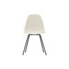 Vi blir aldri lei av denne vakre og funksjonelle klassikeren. Stolen Eames Plastic Chair, fra Vitra, ble designet av Charles og Ray Eames.
