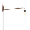 Vegglampen Petite Potence fra Vitra i fargen Japanese Red.
