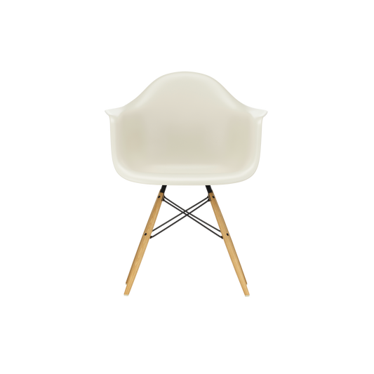 Eames Plastic Chair DAX hvit og ben i krom, er en designklassiker som kan brukes både inne og ute.