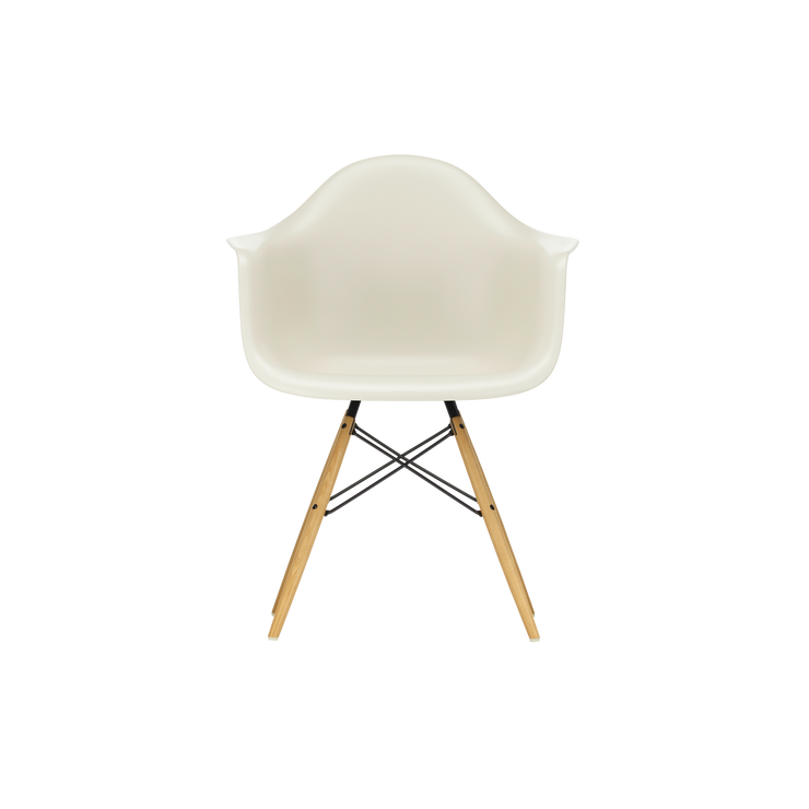 Eames Plastic Chair DAX hvit og ben i krom, er en designklassiker som kan brukes både inne og ute.
