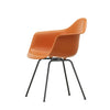 Spisestol Eames Plastic Armchair RE DAX fra Vitra, med svarte ben og oransje sete (Rusty orange)