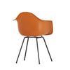 Spisestol Eames Plastic Armchair RE DAX fra Vitra, med svarte ben og oransje sete (Rusty orange)