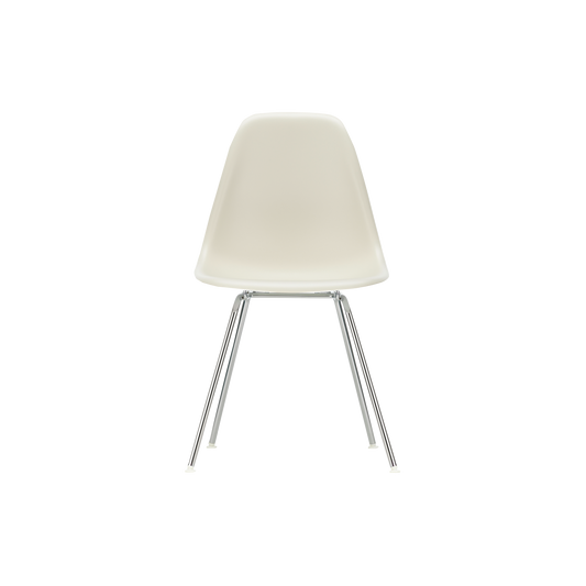 Vi blir aldri lei av denne vakre og funksjonelle klassikeren. Stolen Eames Plastic Chair, fra Vitra, ble designet av Charles og Ray Eames.
