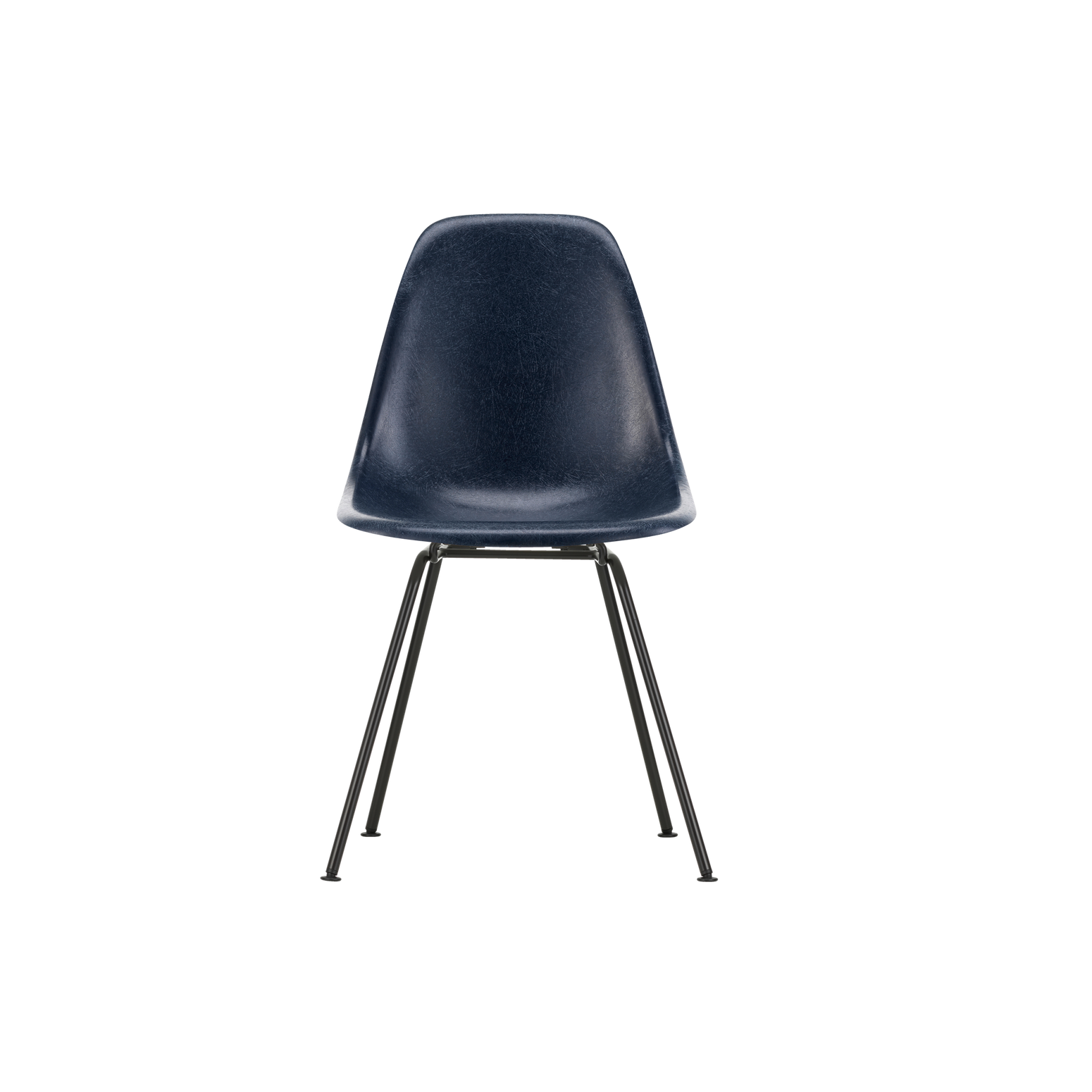 Spisestolen Eames Fiberglass Side Chair Vitra, så dagens lys i 1948, før den ble relansert i 2018. Stolen er laget i glassfiber - og designet og formet etter menneskekroppen, noe som gjør den til en utrolig behagelig stol å sitte i.