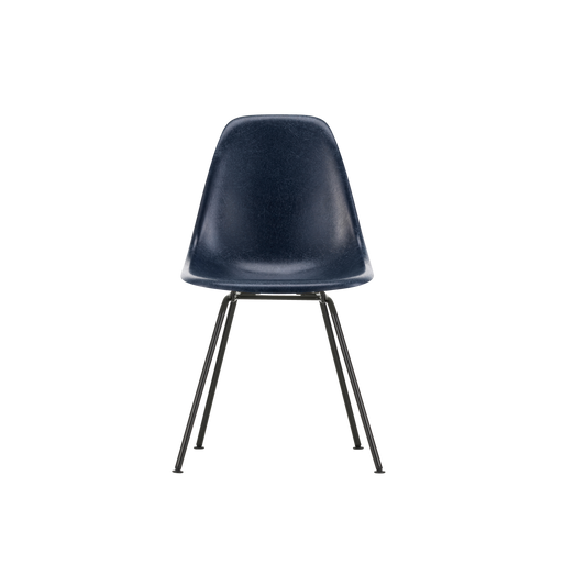 Spisestolen Eames Fiberglass Side Chair Vitra, så dagens lys i 1948, før den ble relansert i 2018. Stolen er laget i glassfiber - og designet og formet etter menneskekroppen, noe som gjør den til en utrolig behagelig stol å sitte i.