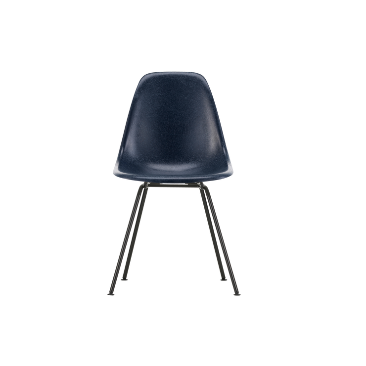Spisestolen Eames Fiberglass Side Chair Vitra, så dagens lys i 1948, før den ble relansert i 2018. Stolen er laget i glassfiber - og designet og formet etter menneskekroppen, noe som gjør den til en utrolig behagelig stol å sitte i.