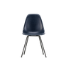 Spisestolen Eames Fiberglass Side Chair Vitra, så dagens lys i 1948, før den ble relansert i 2018. Stolen er laget i glassfiber - og designet og formet etter menneskekroppen, noe som gjør den til en utrolig behagelig stol å sitte i.