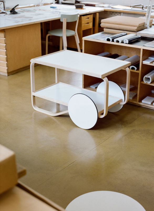 Tea Trolley 901 i Alvar Aaltos studio i Helsinki, Finland