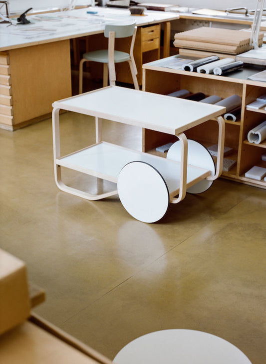 Tea Trolley 901 i Alvar Aaltos studio i Helsinki, Finland