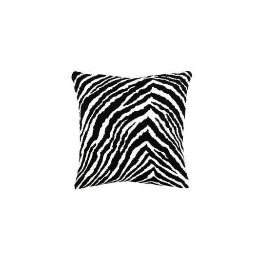 Det klassiske zebra-stoffet fra Artek, som er flittig brukt på deres mest ikoniske møbler, kommer også som putetrekk.