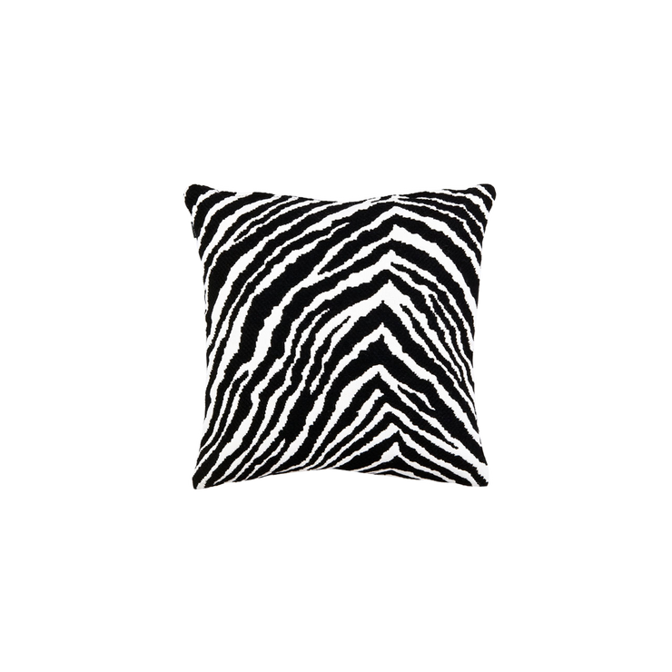 Det klassiske zebra-stoffet fra Artek, som er flittig brukt på deres mest ikoniske møbler, kommer også som putetrekk.