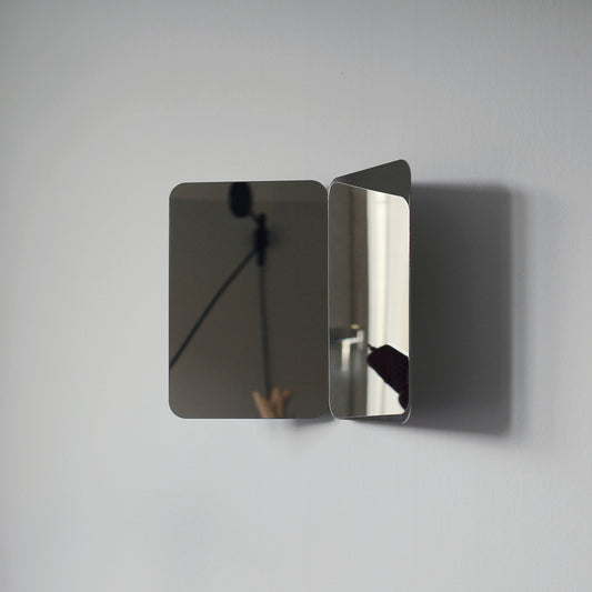 Speilet 124° fra Artek er designet av den norske designeren Daniel Rybakken. Dette skulpturelle speilet blir et umiddelbart blikkfang i alle rom, passer fint i en gang, i stuen, på soverommet eller på badet.
