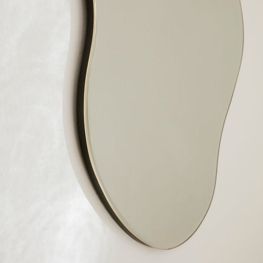 Speilet er rammet inn en en smal metallramme, og kan henges på flere måter. Pond mirror kommer i to størrelser, et lite og et stort. Her i variant messing (brass)