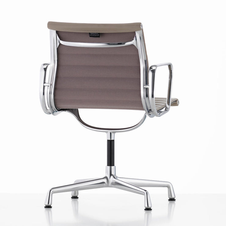 Denne modellen er smal og elegant, og har vakre linjer og eksklusive detaljer.