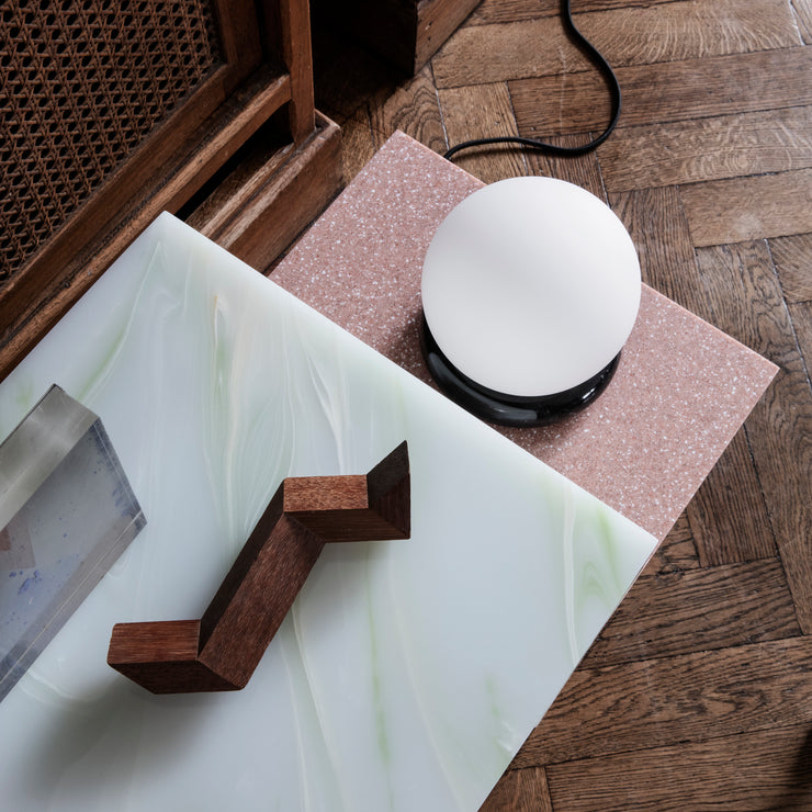 ferm LIVING har også latt seg inspirere av japansk minimalisme, som står i kontrast til teksturen og fargene. Bordet er laget i akryl og både er slitesterkt og gir bordet et unikt uttrykk.