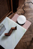 ferm LIVING har også latt seg inspirere av japansk minimalisme, som står i kontrast til teksturen og fargene. Bordet er laget i akryl og både er slitesterkt og gir bordet et unikt uttrykk.