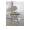 Wire Chair DKR i krom, er designet av Charles og Ray Eames for Vitra. Denne skulpturelle stolen har et polstret sete og rygg i det eksklusive skinnet leather premium.