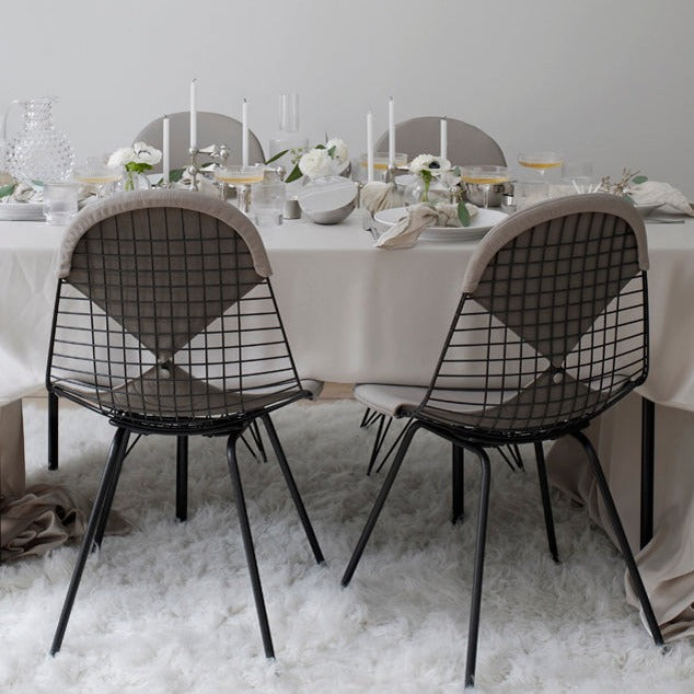 Stolen Wire Chair DKR, er designet av Charles og Ray Eames for Vitra. Denne skulpturelle stolen har et polstret sete og rygg i eksklusivt skinn.
