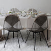 Stolen Wire Chair DKR, er designet av Charles og Ray Eames for Vitra. Denne skulpturelle stolen har et polstret sete og rygg i eksklusivt skinn.