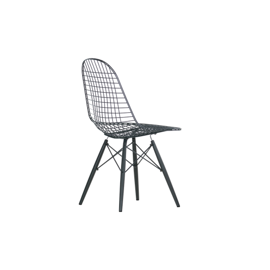 Stolen Wire Chair DKW, er designet av Charles og Ray Eames for Vitra. Denne skulpturelle stolen skaper en nydelig kontrast i hjemmet ditt.