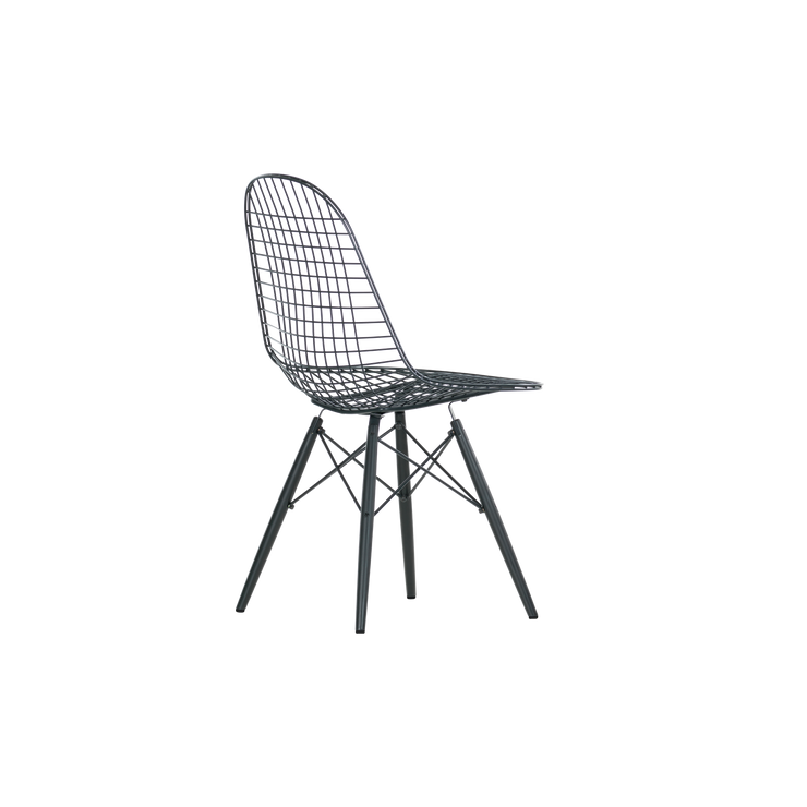 Stolen Wire Chair DKW, er designet av Charles og Ray Eames for Vitra. Denne skulpturelle stolen skaper en nydelig kontrast i hjemmet ditt.