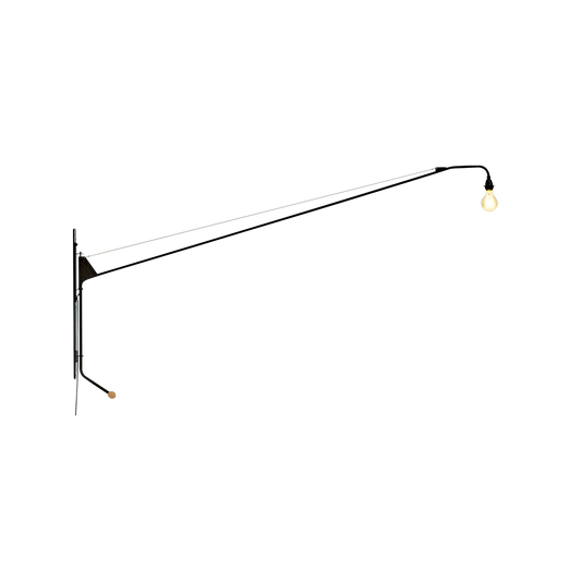 Vegglampen Prouvé Potence, fra Vitra, ble designet Jean Prouvé – og blir sett på som en av hans mesterverk. Her i fargen Deep Black.