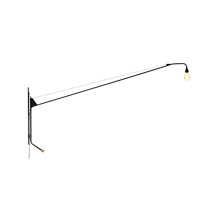 Vegglampen Prouvé Potence, fra Vitra, ble designet Jean Prouvé – og blir sett på som en av hans mesterverk. Her i fargen Deep Black.