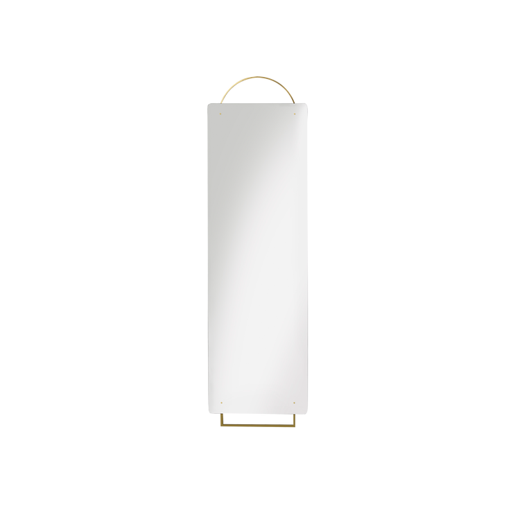 Speilet Adorn Mirror fra ferm Living, er utsmykket med et elegant messingoppheng. Dette rektangulære helspeilet er som et vakkert smykke på veggen din.