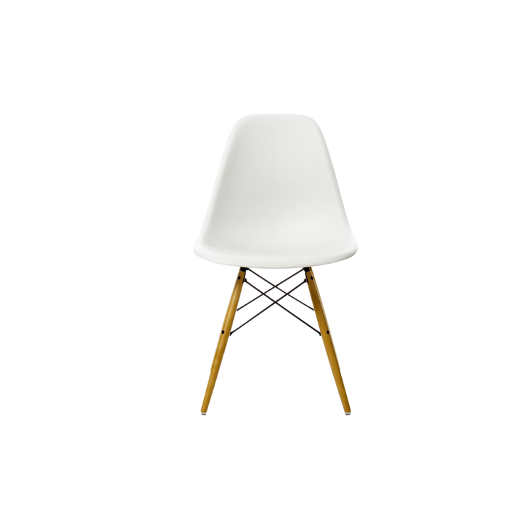 Vi blir aldri lei av denne vakre og funksjonelle klassikeren. Stolen Eames Plastic Chair, fra Vitra, ble designet av Charles og Ray Eames.