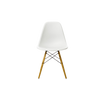 Vi blir aldri lei av denne vakre og funksjonelle klassikeren. Stolen Eames Plastic Chair, fra Vitra, ble designet av Charles og Ray Eames.
