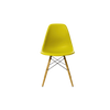 Vi blir aldri lei av denne vakre og funksjonelle klassikeren. Stolen Eames Plastic Chair DSW mustard, fra Vitra, ble designet av Charles og Ray Eames.